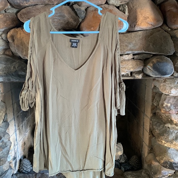Army green cold shoulder tee - Picture 1 of 3